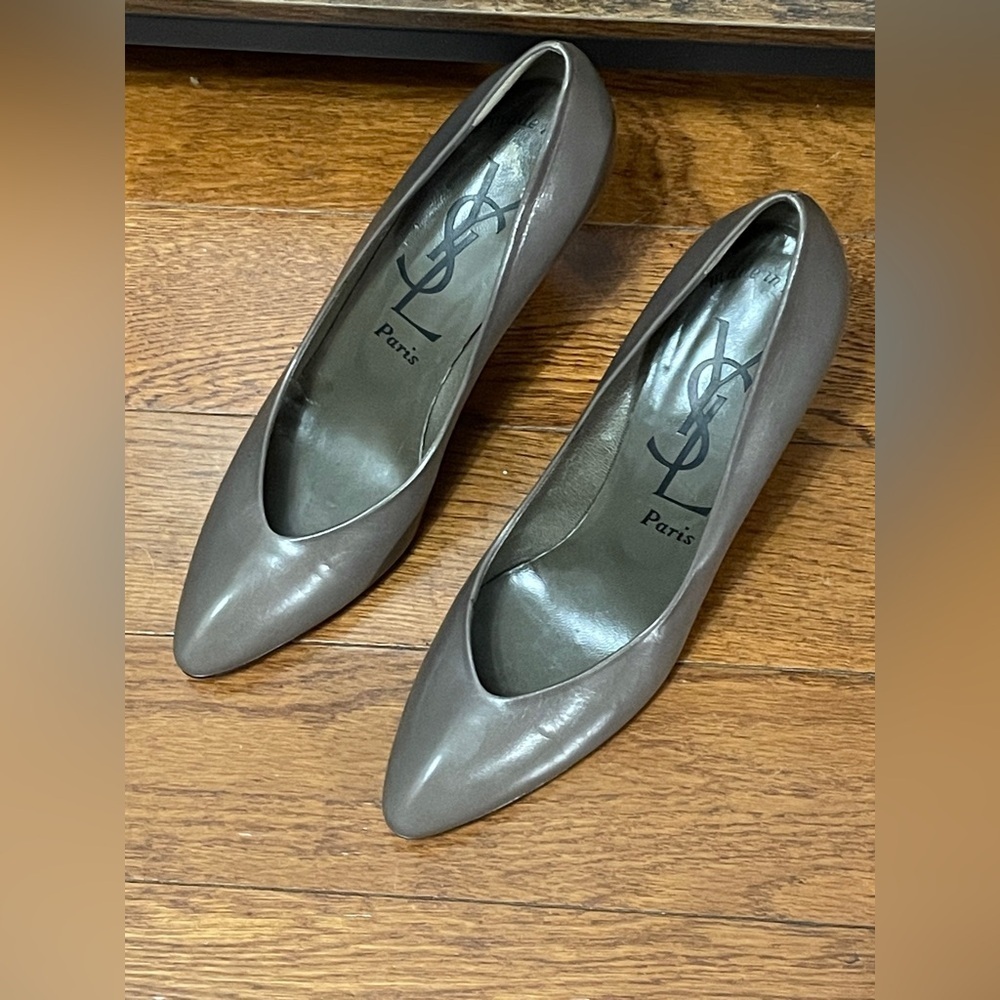 VINTAGE NWOT Yves Saint Laurent Taupe Leather Pumps - Picture 14 of 14